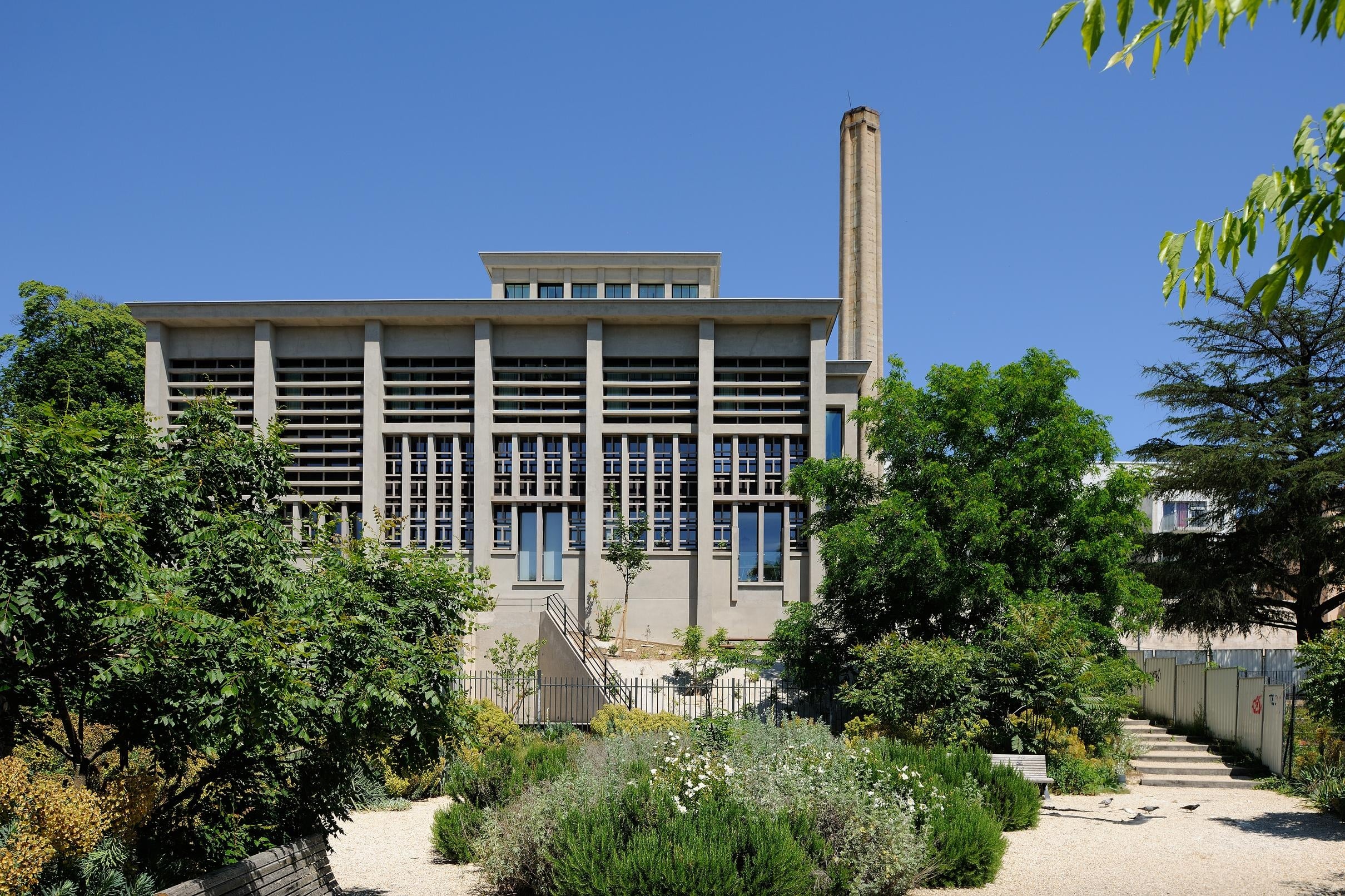 chaufferie de l'antiquaille lyon extérieur bâtiment moderne jardin