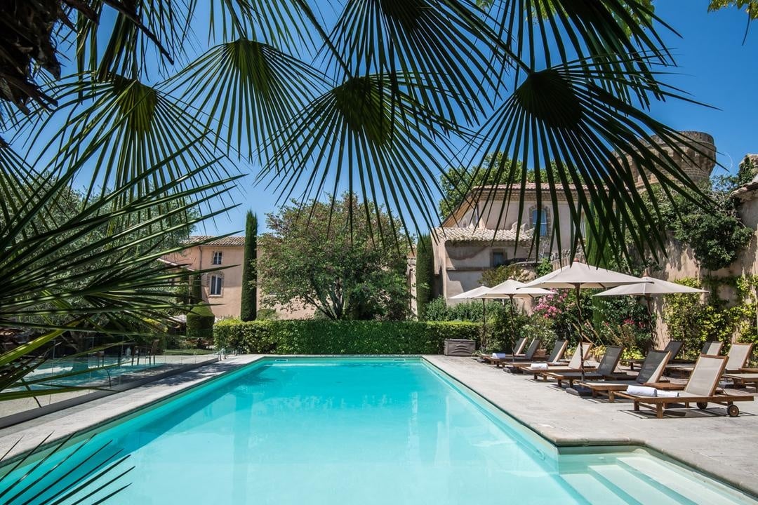 piscine exotique palmiers Château Massillan détente
