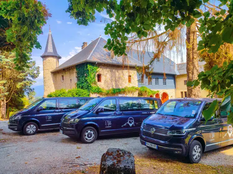 véhicules transport château minivans