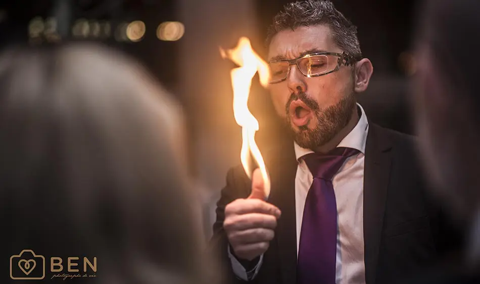 Calix, le magicien, réalise un spectacle captivant avec du feu à l'Espace Papillon Bleu à Lyon, offrant une expérience unique et mémorable pour les spectateurs.