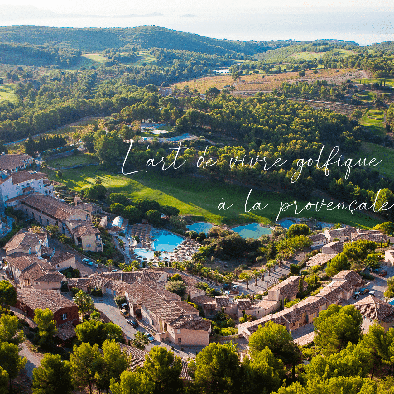 Vue aérienne panoramique de La Frégate Provence, mettant en valeur le golf et le paysage provençal.
