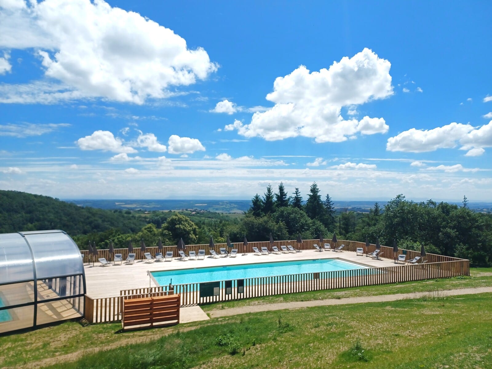 Village Pays de Condrieu, vue de la terrasse sur les deux piscines et les Alpes