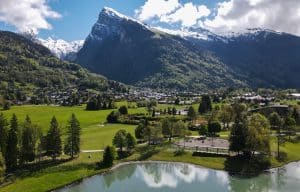 Vue aérienne de Samoëns entourée de montagnes majestueuses.