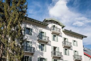 La façade historique du Grand Hôtel Soleil d’Or, un établissement emblématique de Megève.