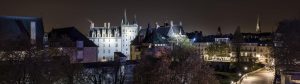 La façade extérieure du château illuminée de l’Hôtel à Nantes