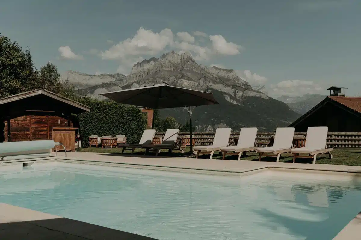 piscine extérieure vue montagne hôtel Les Roches Fleuries Cordon Haute-Savoie