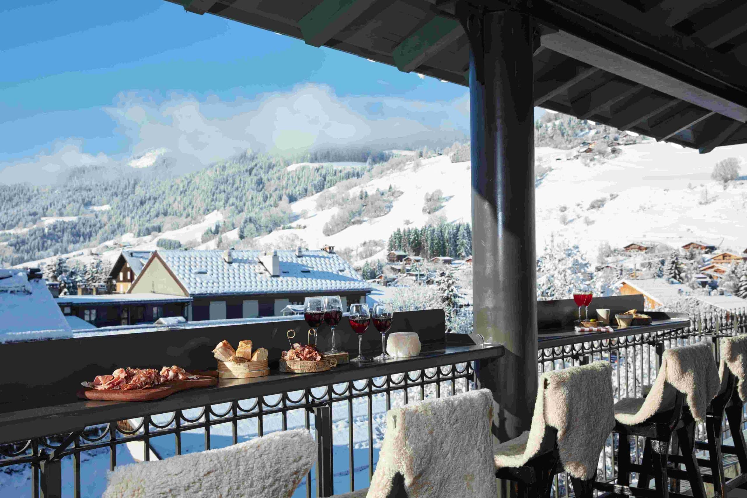 terrasse vue montagne hôtel grand soleil d'or megève