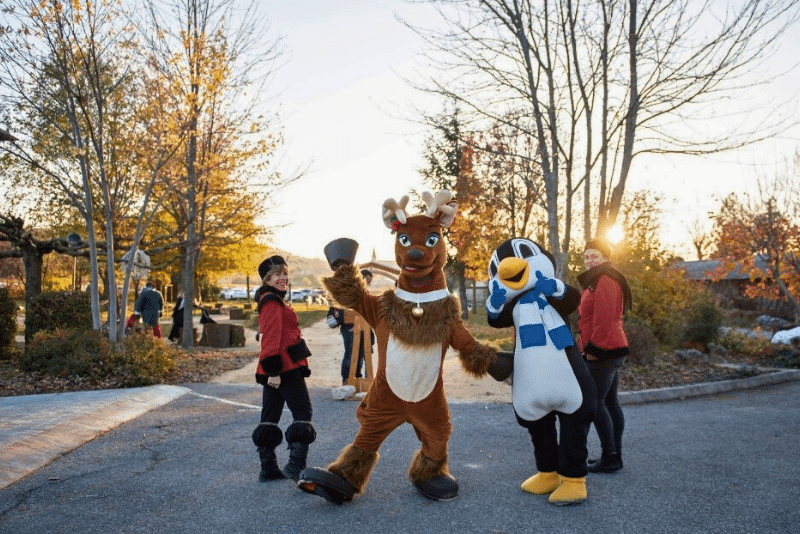 Mascottes de Noël lors de l’événement à Valsoyo