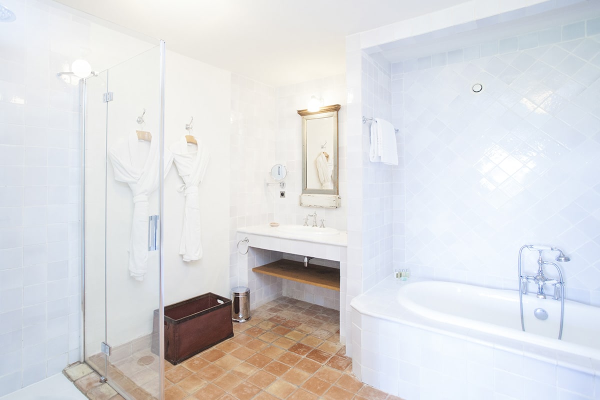 Salle de bain lumineuse avec baignoire Auberge d'Ostape