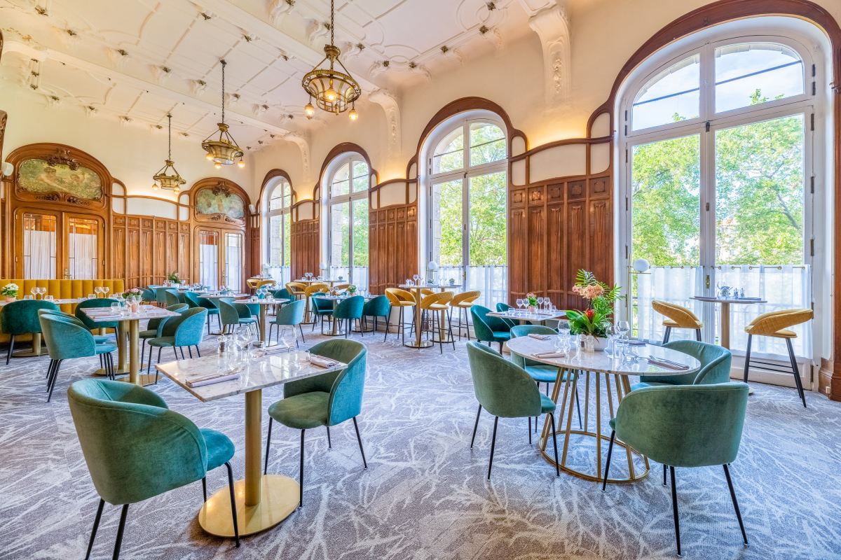 Intérieur élégant d’une salle de restaurant avec de grandes fenêtres et des chaises confortables