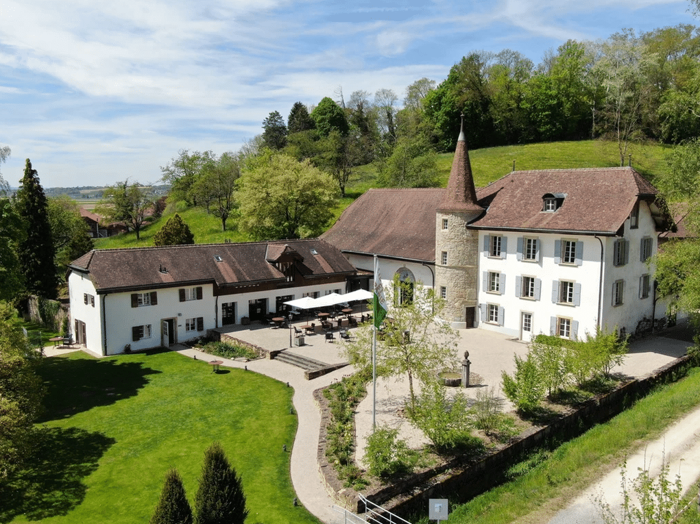 château historique Salavaux extérieur Suisse verdoyant.