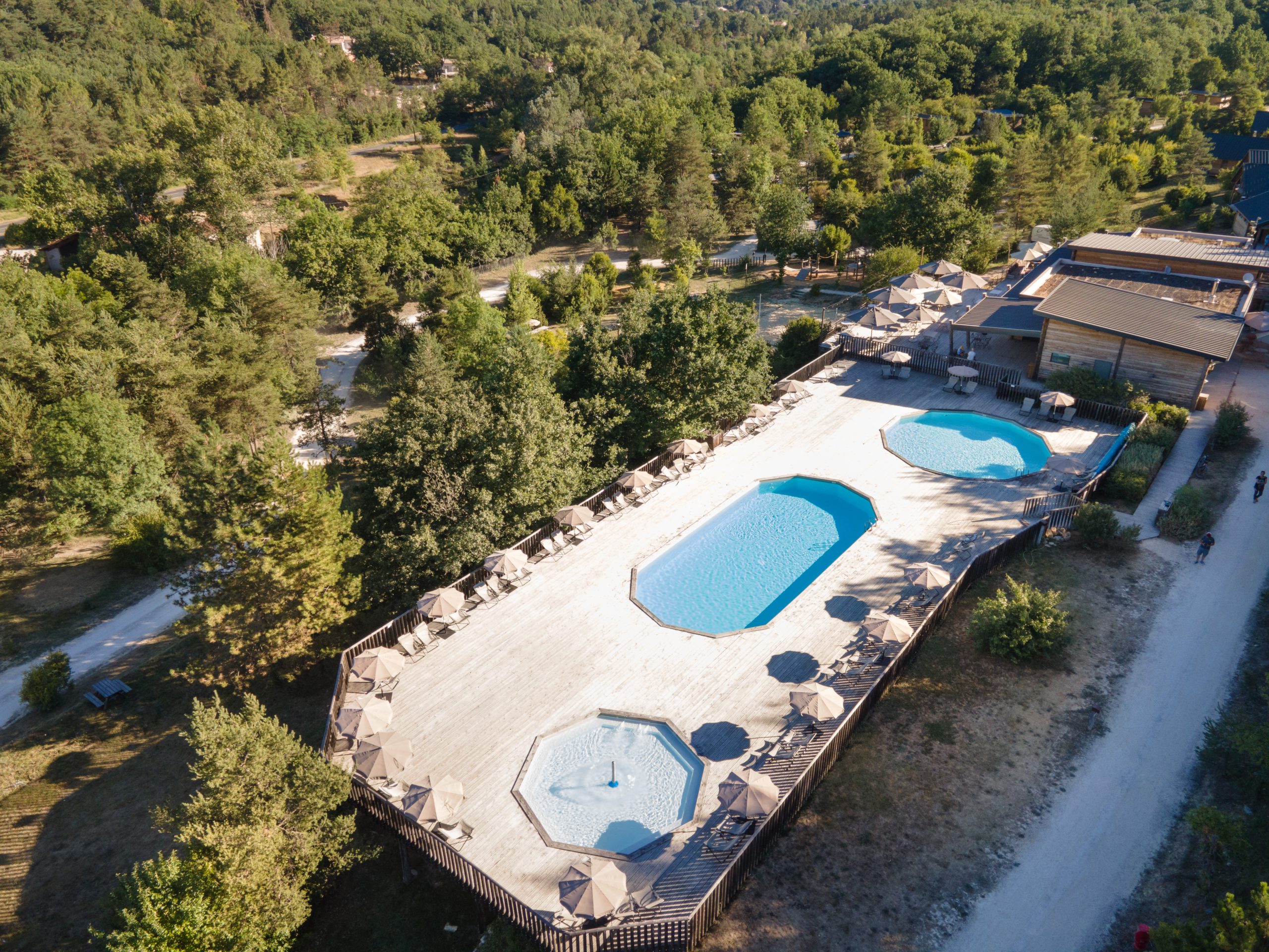 Piscine extérieure à Huttopia Sud Ardèche