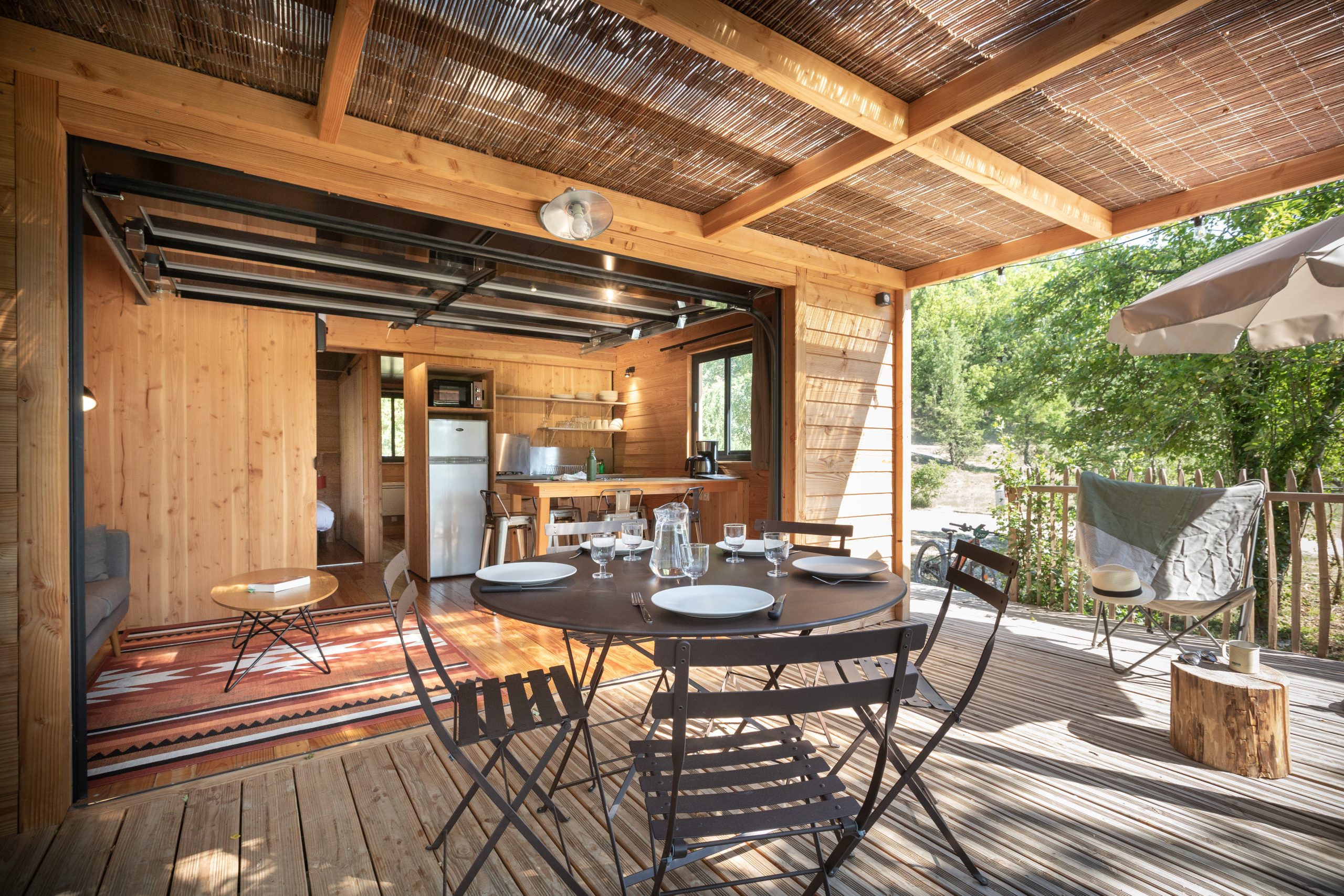 Terrasse de chalet à Huttopia Sud Ardèche