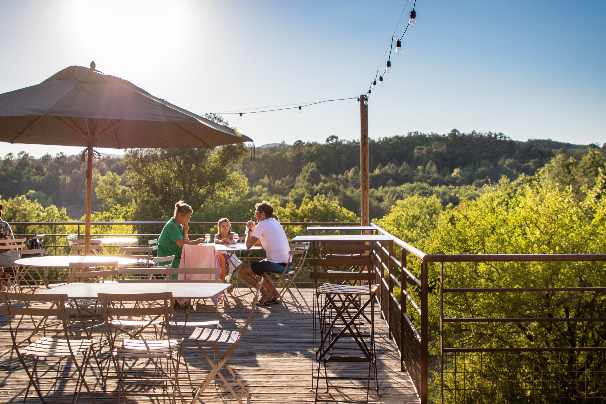 Terrasse avec vue à Huttopia Sud Ardèche