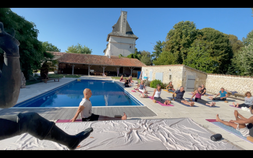 Séance de yoga au bord de la piscine