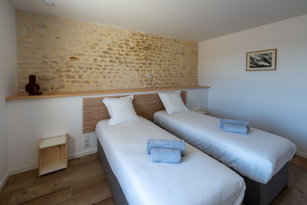 Maison Welcome chambre twin avec mur en briques