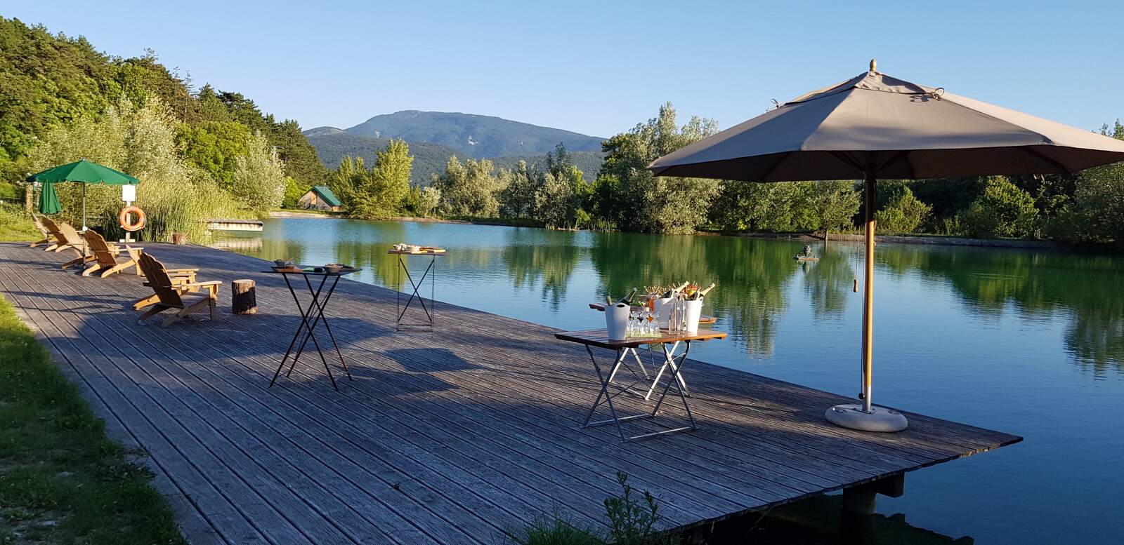 apéritif au bord du lac Huttopia Dieulefit