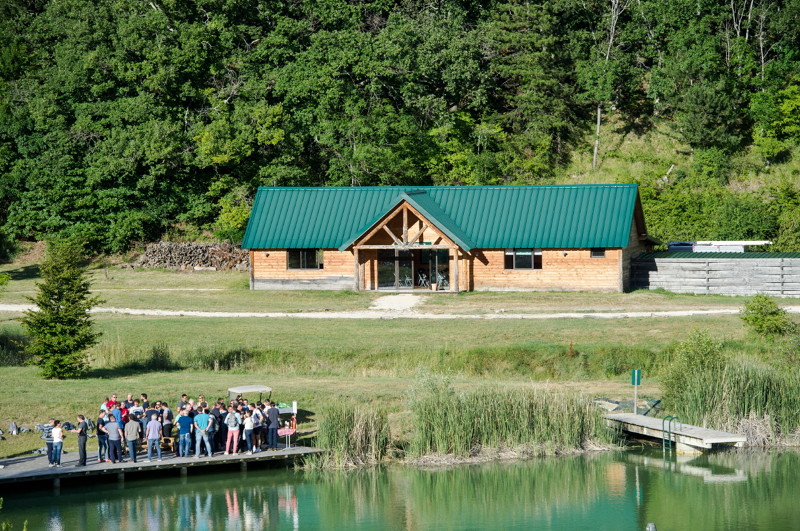 salle séminaire extérieur lac Huttopia Dieulefit