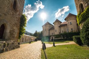 L’entrée majestueuse du Château de Thorens, accueillant les invités avec son architecture impressionnante.