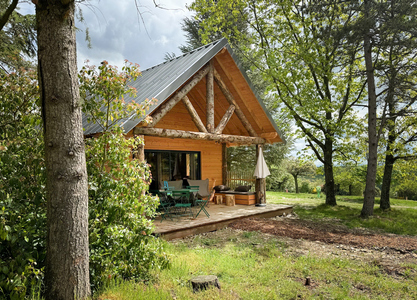 Chalets au cœur de la nature à Huttopia Pays de Condrieu