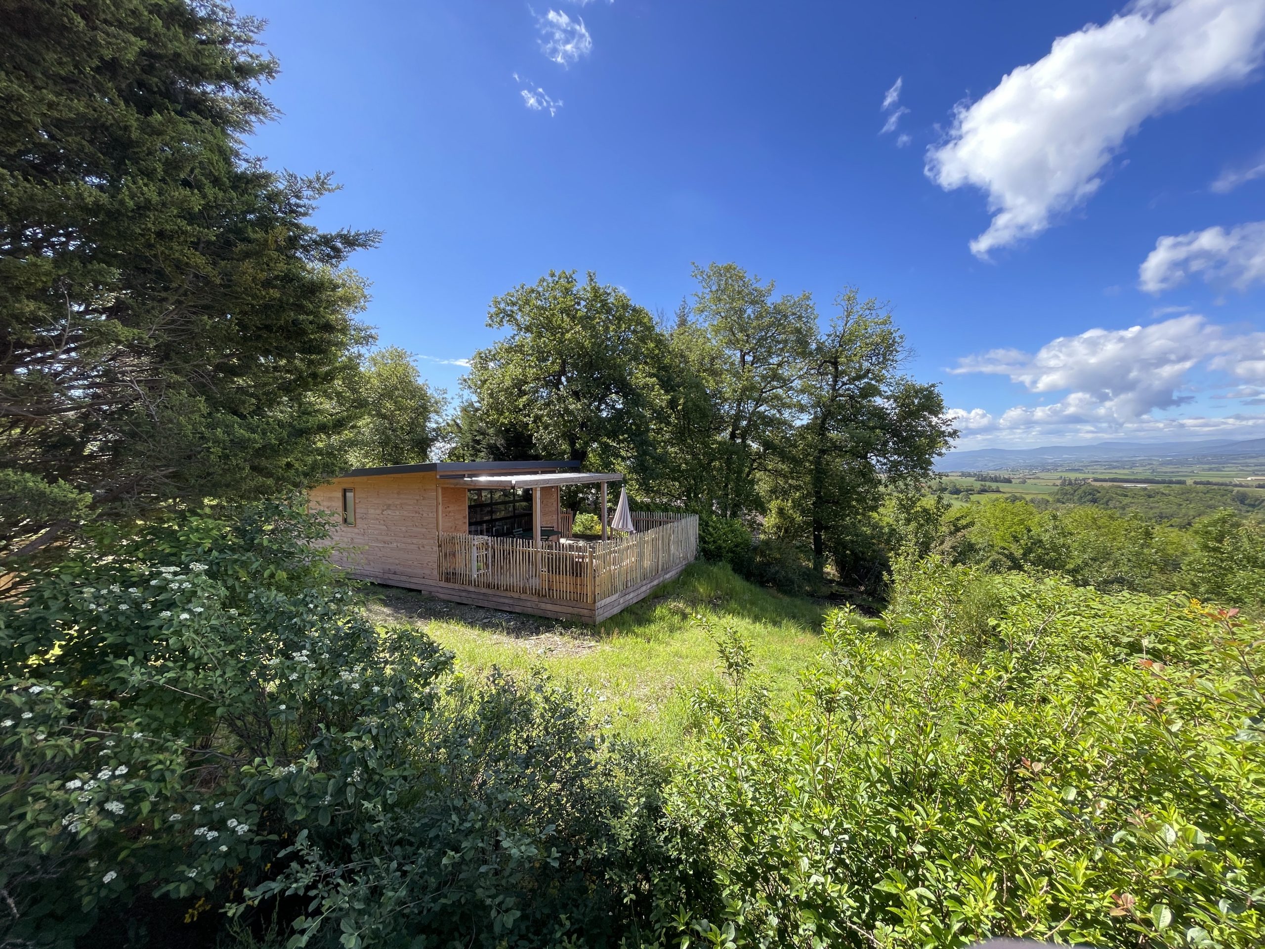 Chalet terrasse vue nature Huttopia Pays de Condrieu