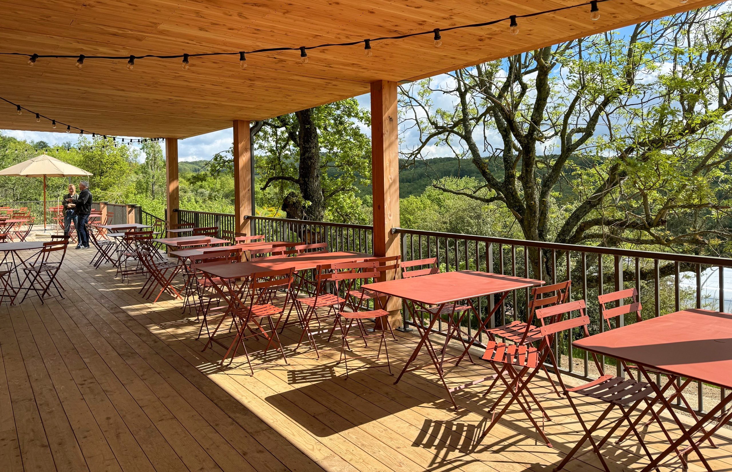 Terrasse en bois à Huttopia Pays de Condrieu