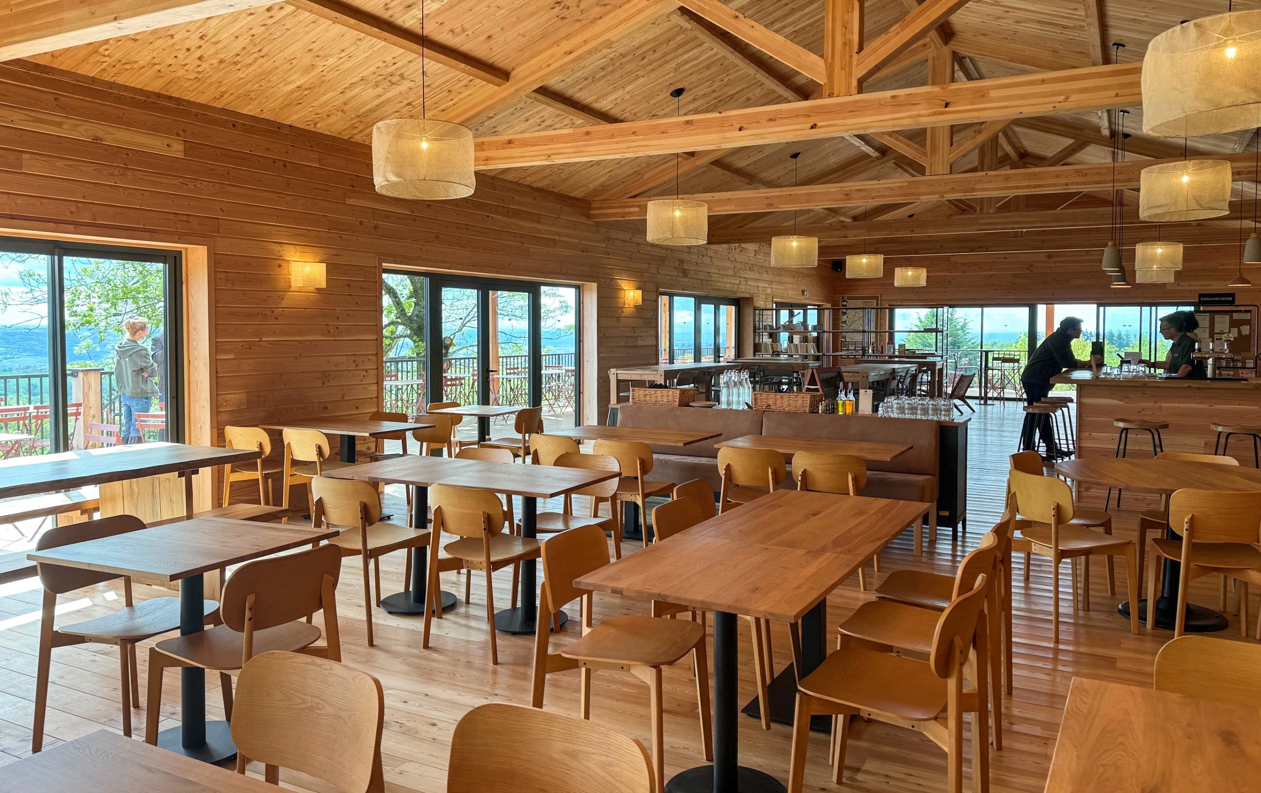 Salle à manger avec vue à Huttopia Pays de Condrieu