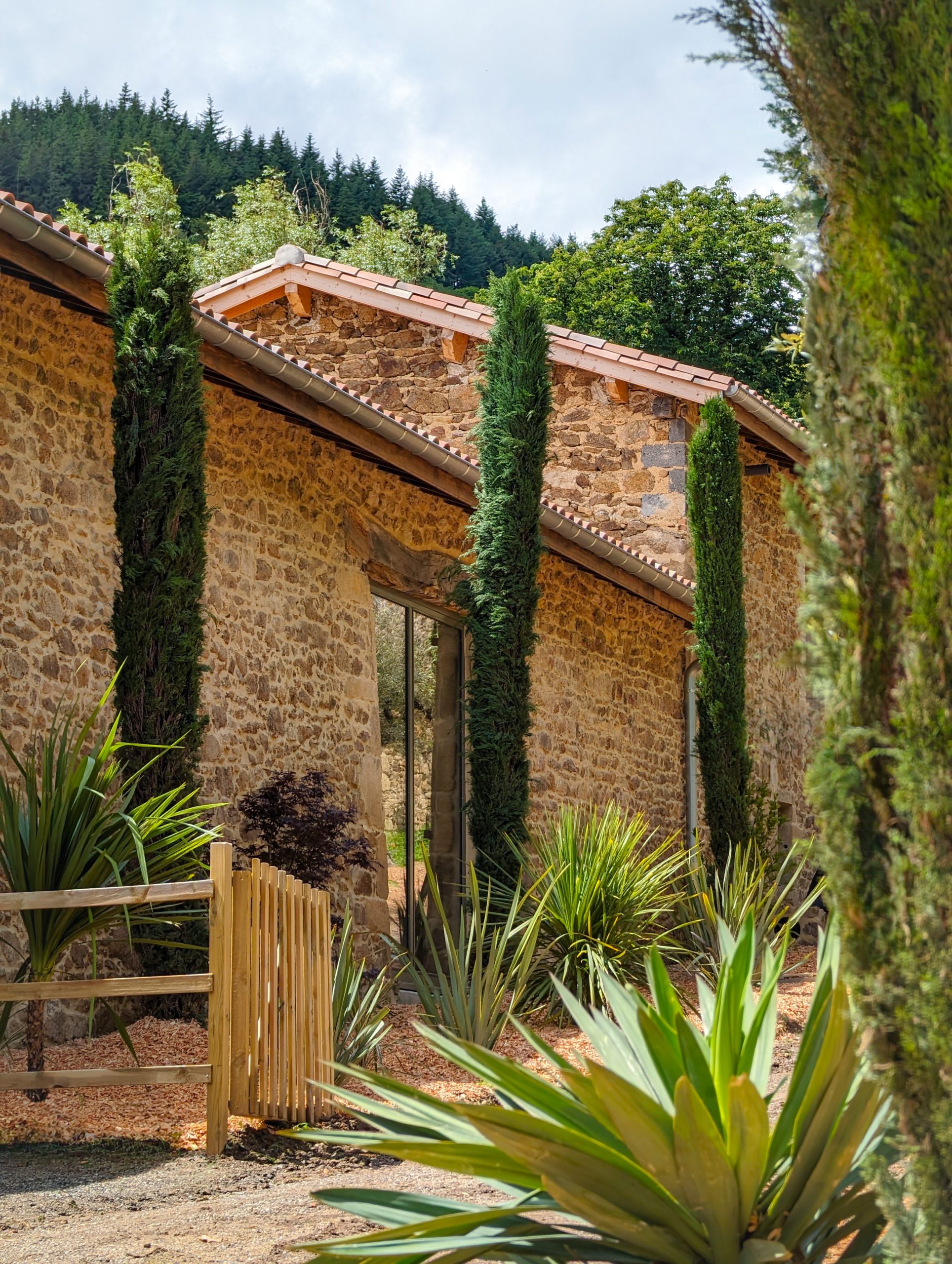 Façade pierre chateau de villars extérieur