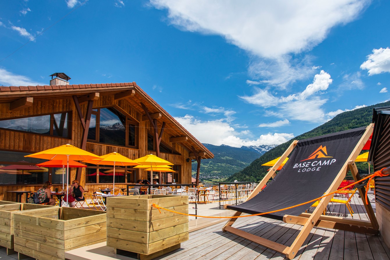 terrasse vue montagnes Base Camp Lodge Bourg Saint Maurice