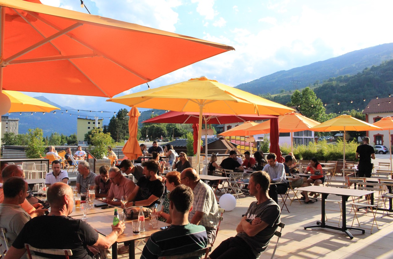 terrasse animée Base Camp Lodge Bourg Saint Maurice