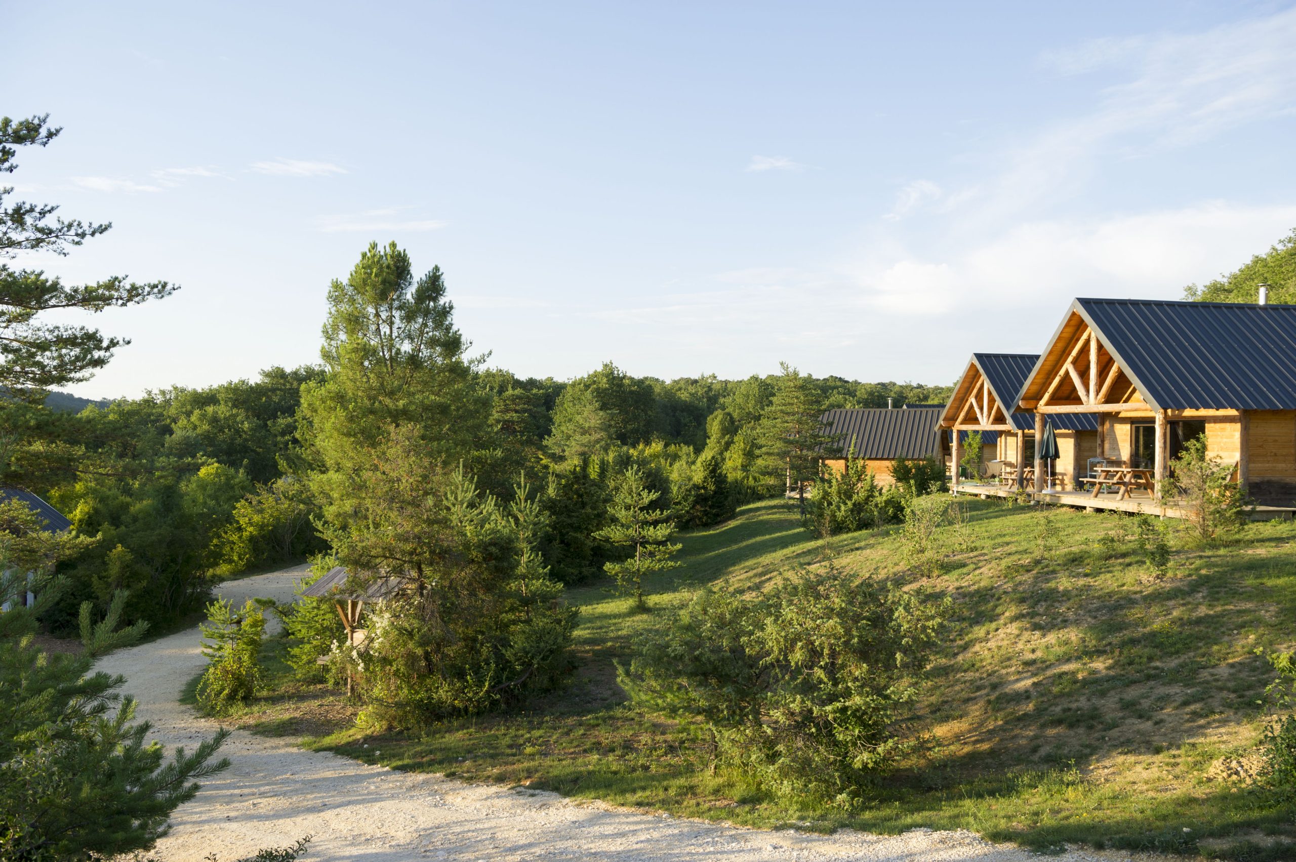 Chalets dans la nature à Huttopia Sud Ardèche