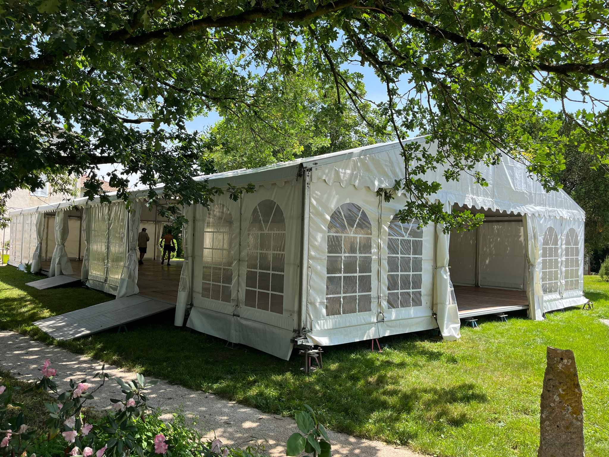 chapiteau mariage réception jardin élégant tente blanche