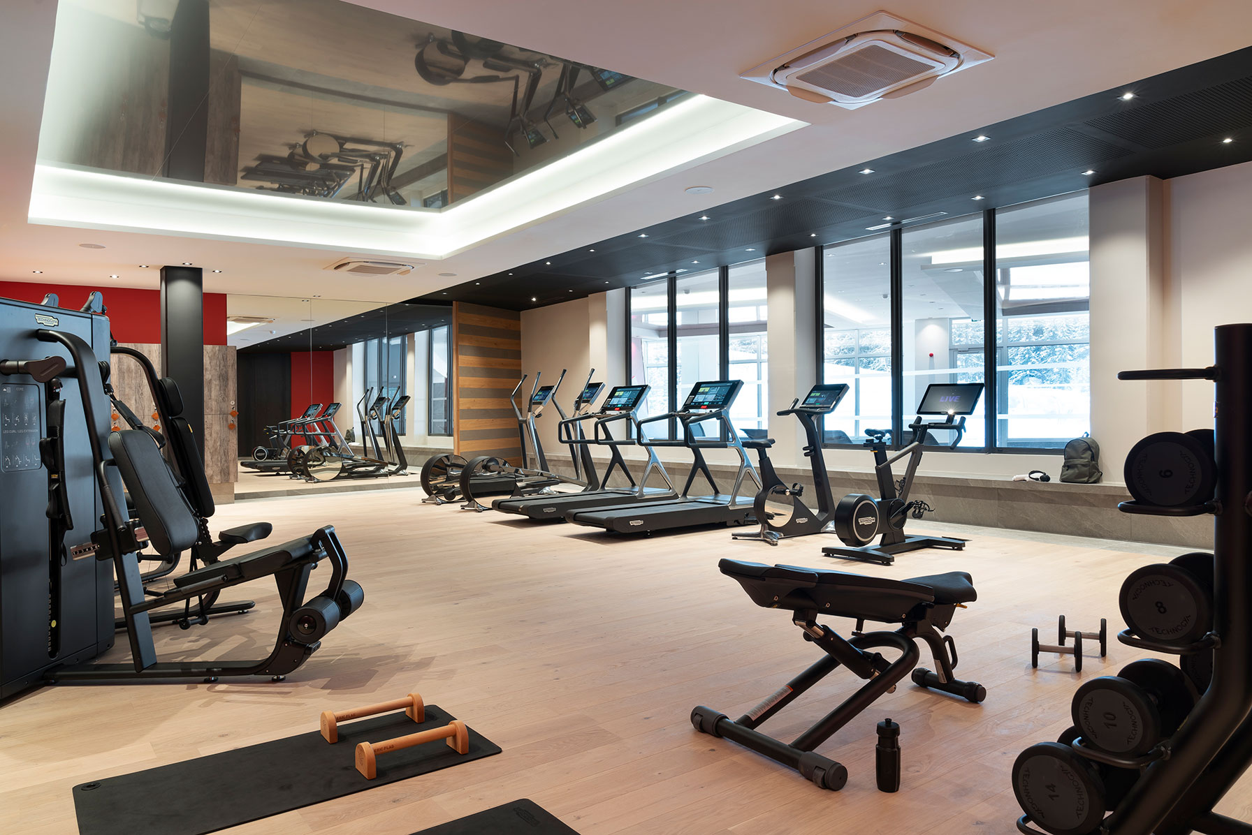 Salle de fitness moderne à l'hôtel ALHENA de Flaine