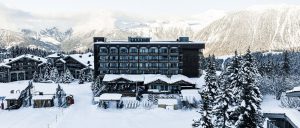 L’Alpes Hôtel du Pralong sous un manteau de neige en plein hiver.