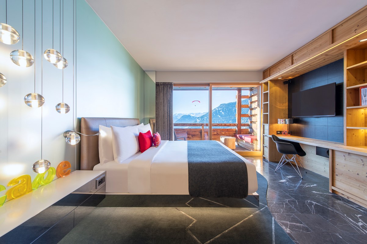 chambre moderne W Verbier lit king-size vue montagne