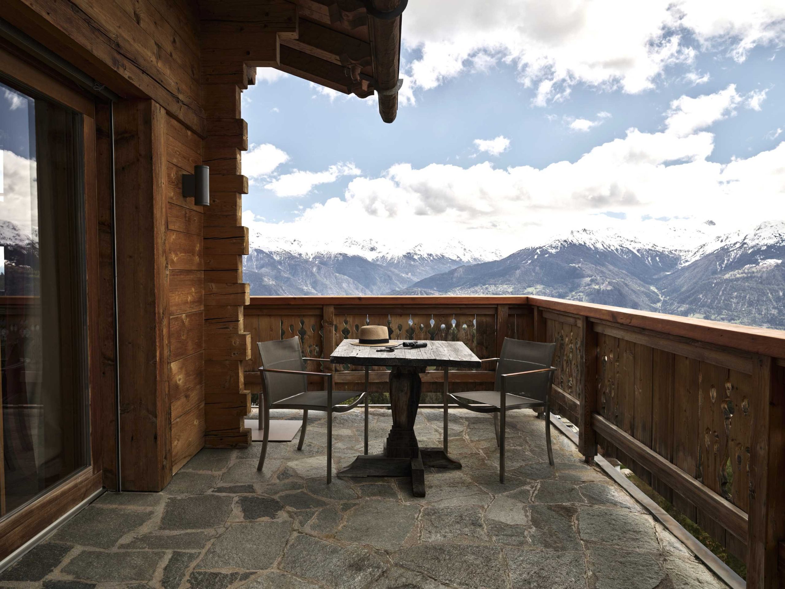 Terrasse privée de la chambre à LeCrans Hôtel & Spa