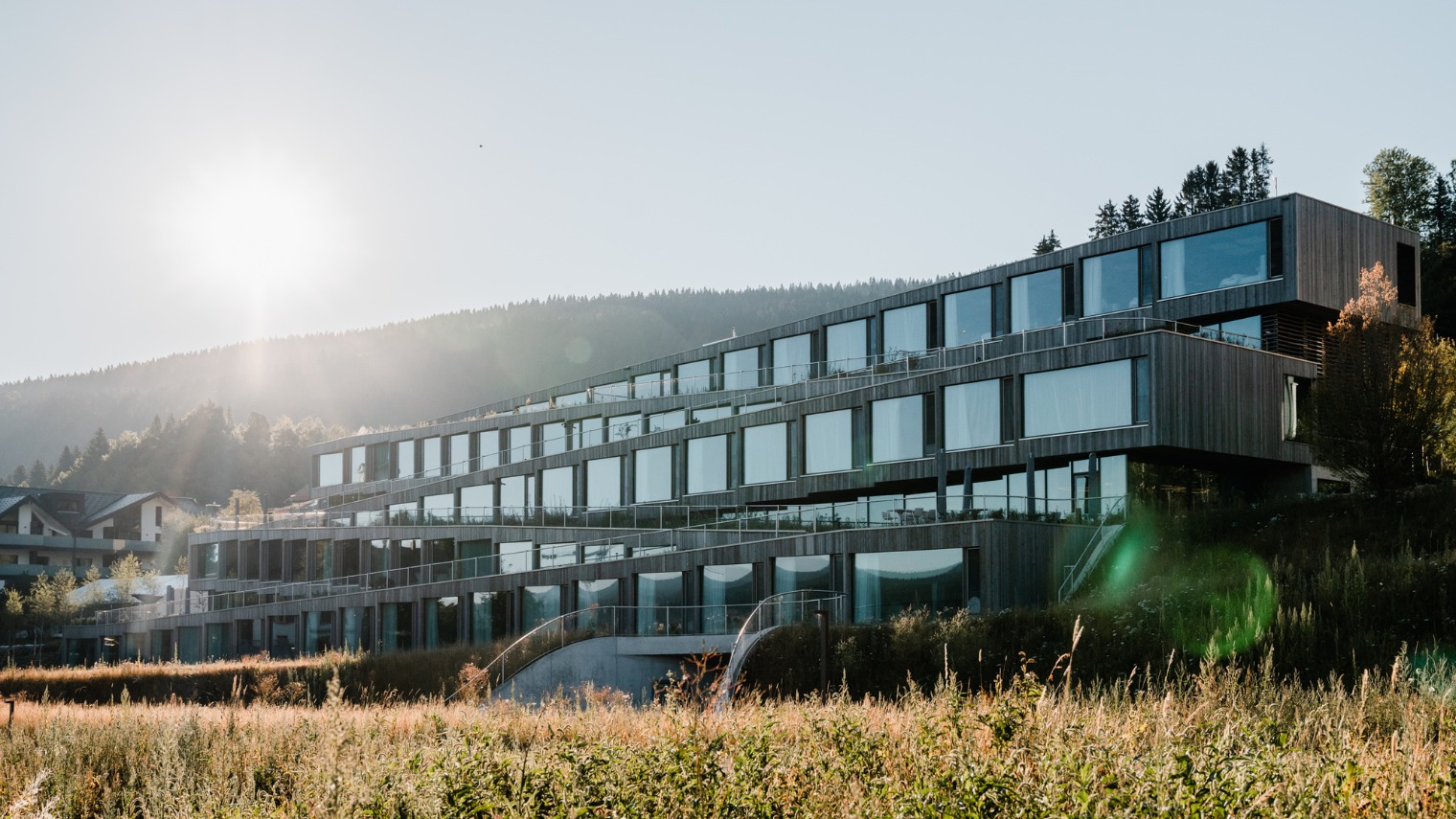 facade hotel des horlogers vallée de joux suisse