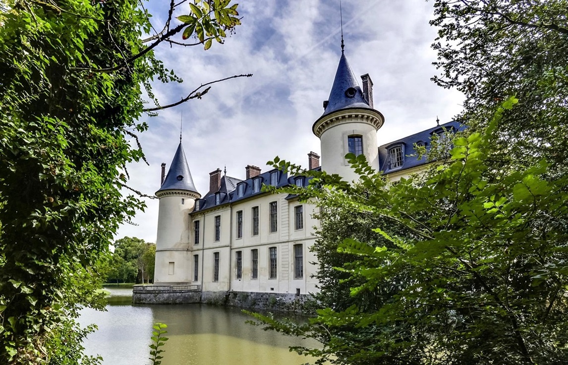 extérieur château ermenonville paris medieval