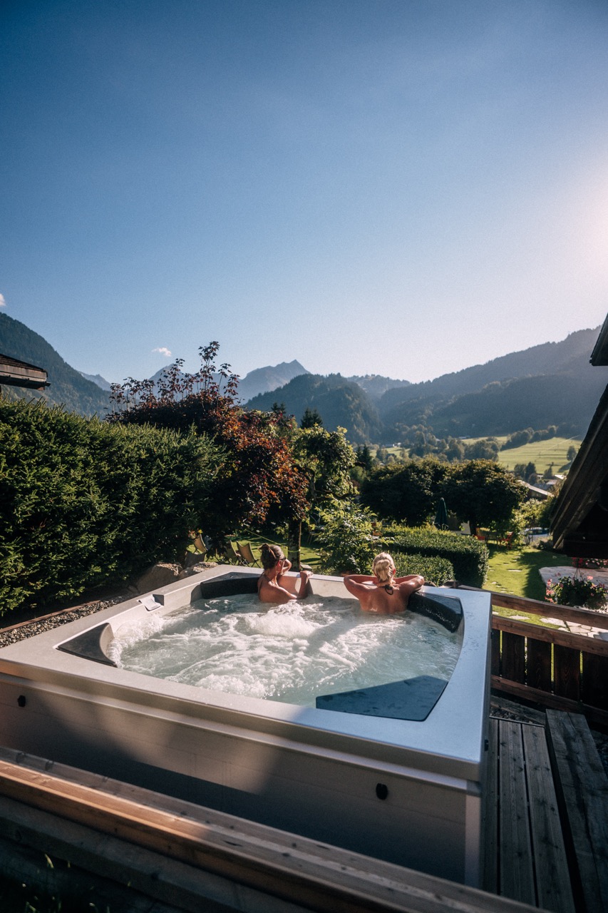 Gai Soleil Jacuzzi vu montagne Contamines