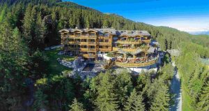 LeCrans Hôtel & Spa, une oasis de luxe au cœur des montagnes en été.