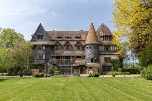 Façade du château des Jardins de Coppélia à Honfleur