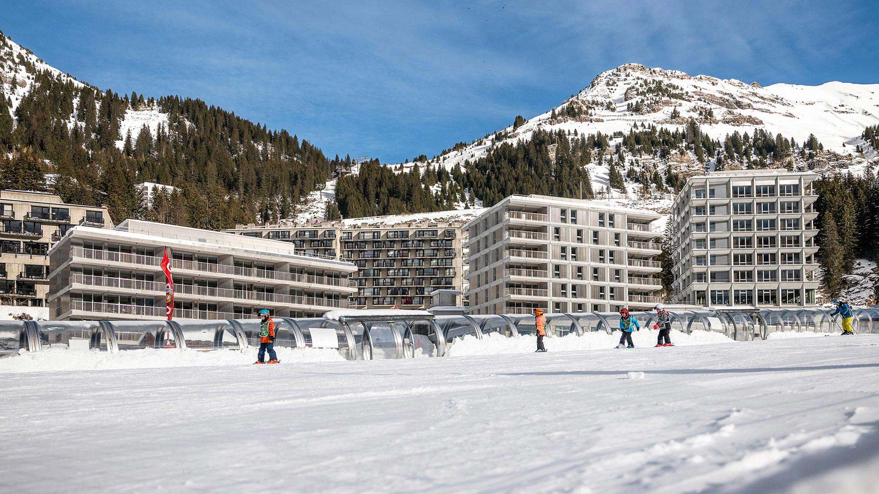 Vue extérieure de l'hôtel ALHENA à Flaine en hiver"