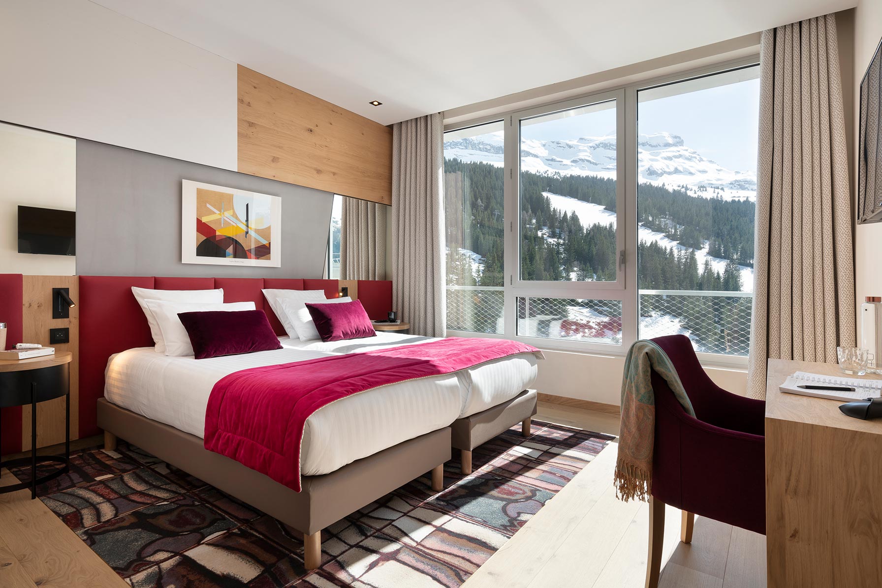 Chambre moderne avec vue sur la montagne à l'hôtel ALHENA de Flaine