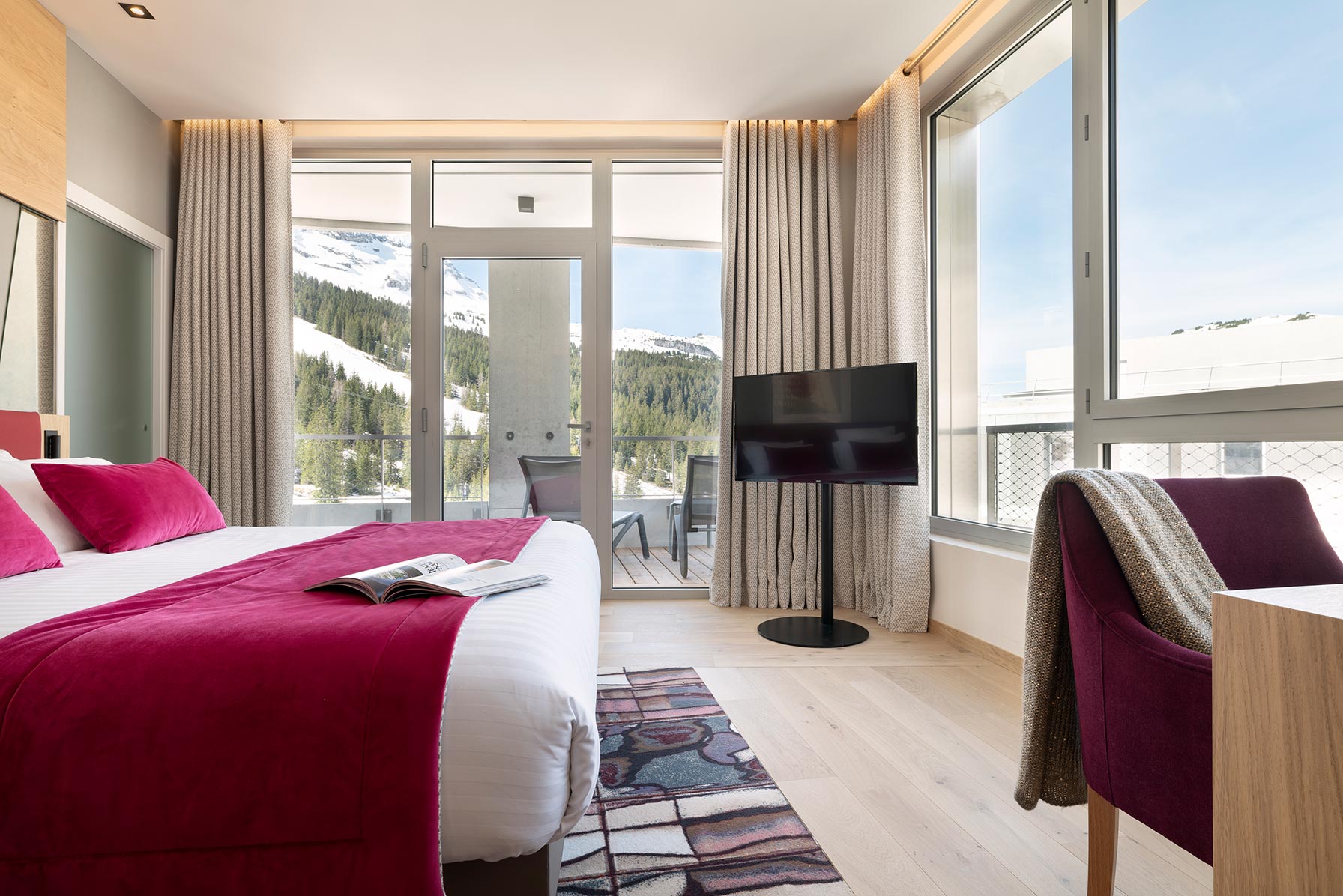 Chambre moderne avec vue sur la montagne à l'hôtel ALHENA de Flaine