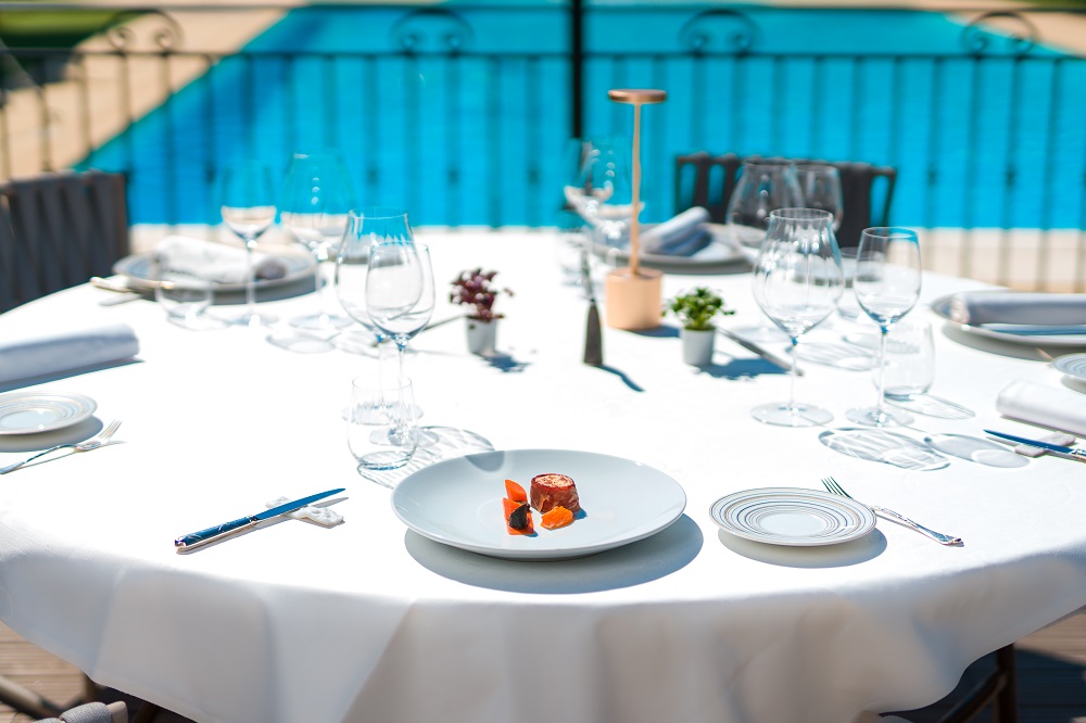 table repas chateau chapeau cornu événement piscine terrasse