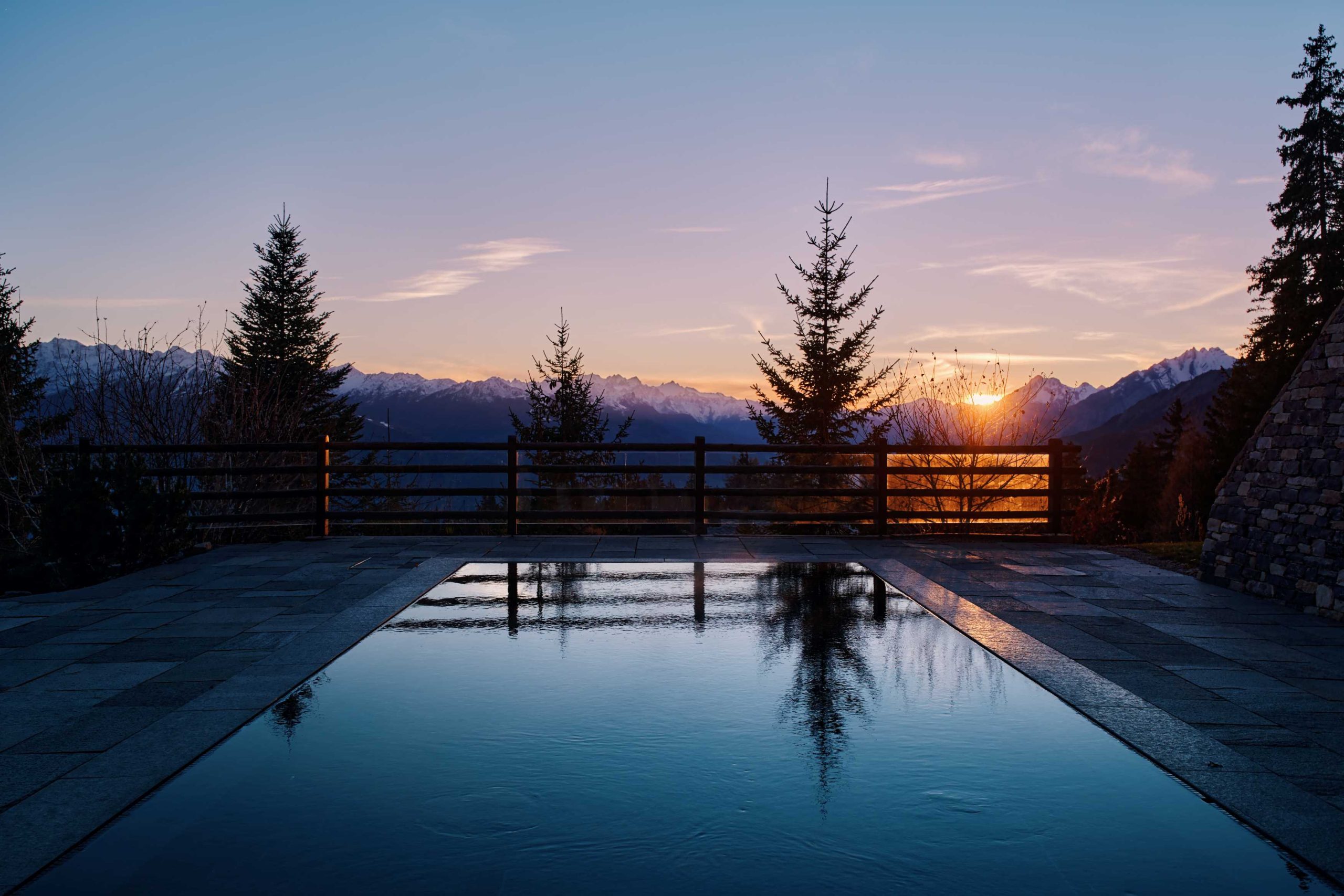 Piscine exterieure couché de soleil Crans-Montana