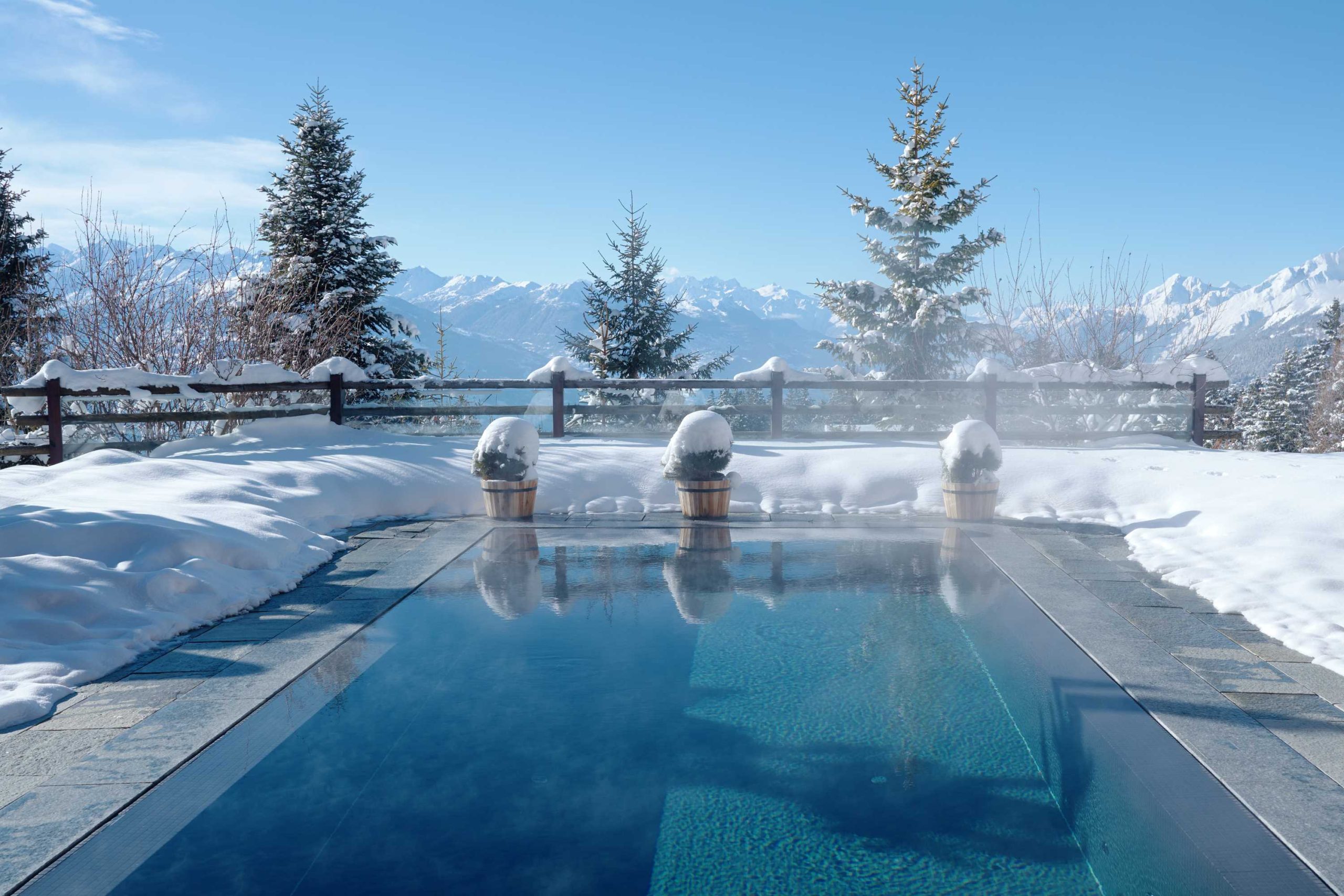 Piscine extérieure chauffée LeCrans hiver Suisse