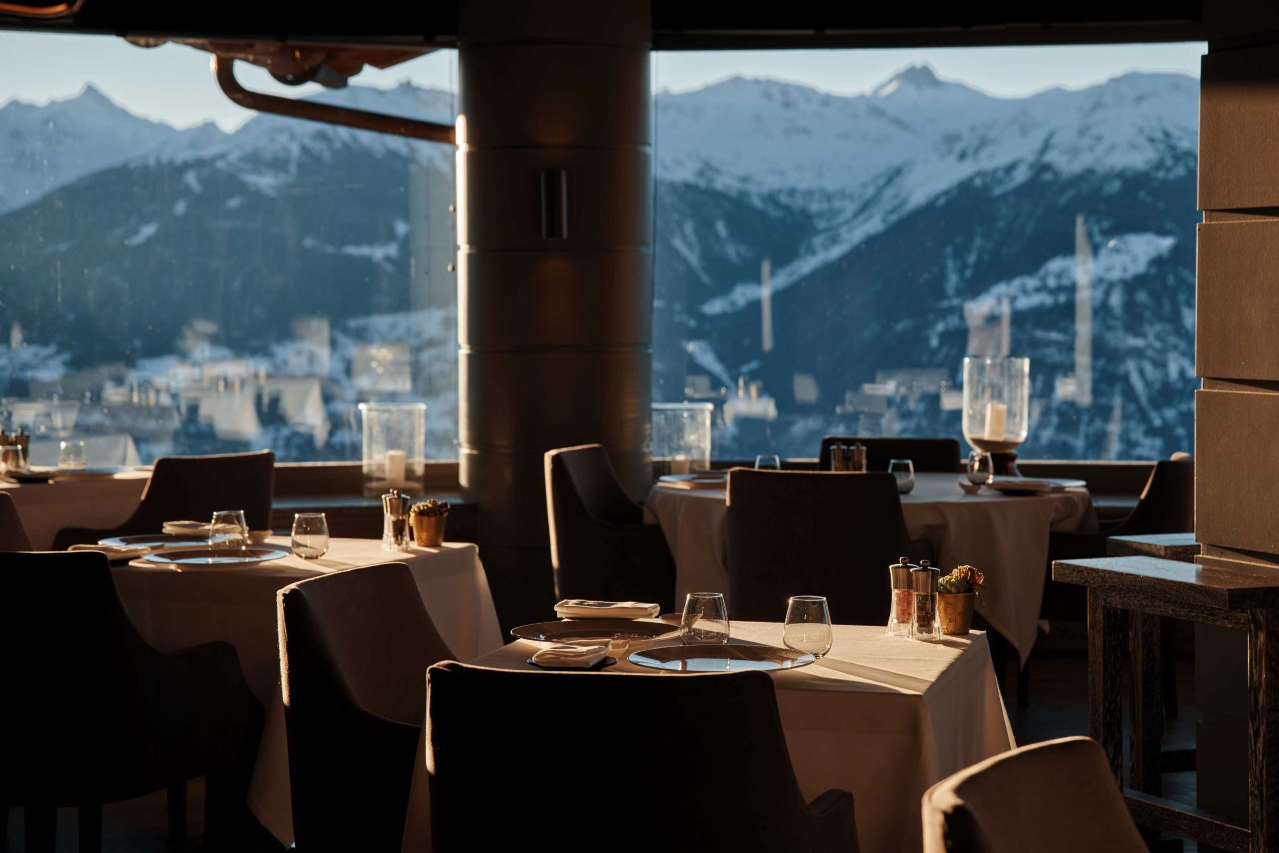 Vue sur les montagnes depuis le restaurant Lemontblanc