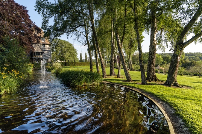 Jardin verdoyant rivière Jardins de Coppélia