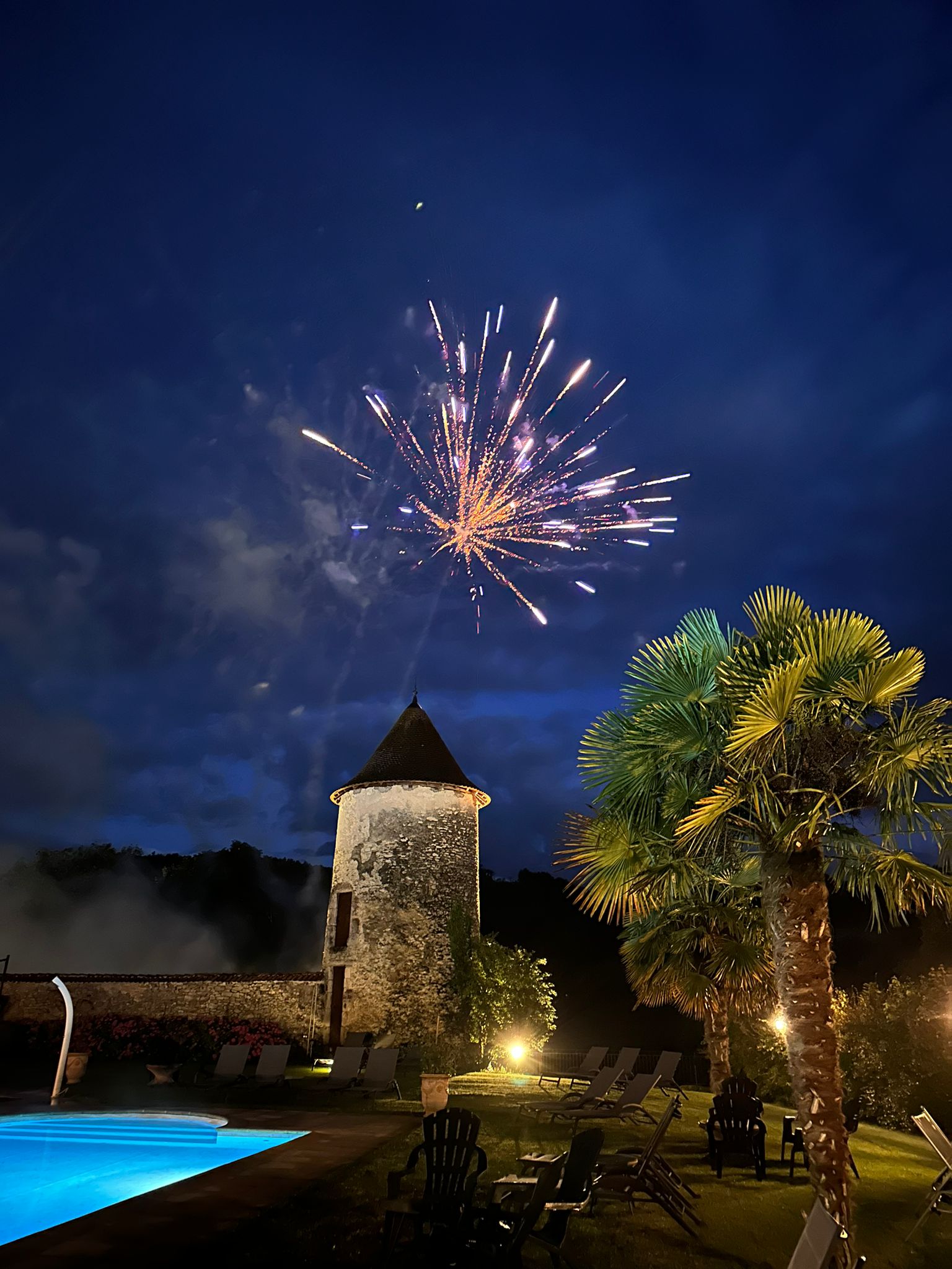 Feux artifices chateau chapeau cornu fête événement célébrer